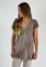 Top de seda color negro con encaje en las mangas y escote en V.