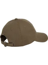 Gorra de béisbol color verde oliva con tejido de espiga, diseño de seis paneles, botón en la parte superior, ojales de ventilación, hebilla de ajuste metálica en la parte trasera y logo esmaltado de Tommy en la parte delantera.