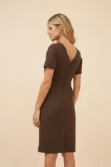 Vestido marrón de lana fina, corte a la rodilla, con cuello redondo, mangas cortas y bolsillos laterales.