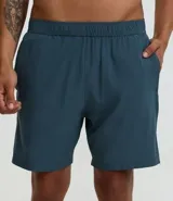 Bermuda deportiva color verde oliva, confeccionada en tejido tecnológico con toque leve y elástico. Cuenta con cintura elástica, cordón interno, bolsillos laterales y estampado reflectivo lateral.