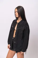 Campera de jean negra con tachas plateadas en cuello, hombros y mangas.