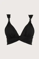 Top de bikini negro con tirantes anchos con detalle de cadena, faja fruncida al frente y copas removibles.