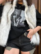 Remerón negro de corte holgado con estampa fotográfica en blanco y negro.