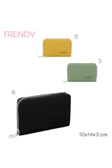 Billetera pequeña con cierre perimetral y tirador metálico. Exterior de material sintético color verde salvia con la palabra "TRENDY" grabada en el frente.