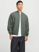 Campera bomber verde militar, de manga larga con cuello baseball y fit cómodo. Diseño con cierre frontal de cremallera, bolsillos delanteros funcionales y puños de canalé.