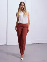 Pantalón blanco de gabardina elastizada, marca Zac & Rachel, con bolsillos delanteros y traseros.