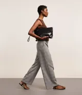 Pantalón de vestir de corte recto, con cintura alta, trabillas, pliegues, bolsillos y estampado de cuadros príncipe de gales.
