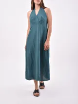 Vestido midi color petróleo, con escote halter y corte evasé.