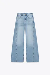Pantalón de jean celeste de tiro medio y corte wide leg, con cinco bolsillos y costuras laterales marcadas.