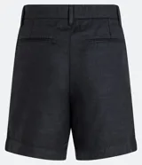 Bermuda de sarga negra, corte slim, con cintura de sastrería, cierre de botón y cremallera, pliegues delanteros y bolsillos.