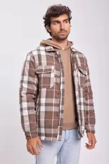 Sobrecamisa de franela a cuadros color tostado, con cierre frontal con botones y bolsillos en el pecho.
