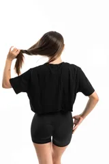 Remera blanca de algodón, corte cropped y mangas cortas.
