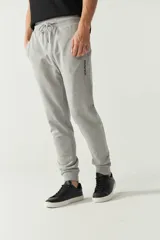 Pantalón de jogging gris con puños y logo estampado.