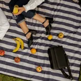 Zapato de cuero vacuno color negro con textura croco, con talón cubierto, pulsera con hebilla y taco de madera forrado en cuero.