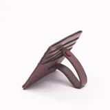 Tarjetero de cuero color bordó con textura tejida y cierre con broche a presión.