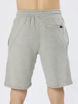 Bermuda gris claro de felpa con cintura elástica y cordón ajustable.