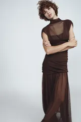 Vestido midi marrón con cuello alto y sisas. Presenta detalle de tejido combinado y drapeado. Tiene tirantes finos ajustables y cierre lateral con cremallera oculta.