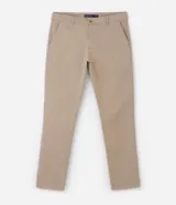 Pantalón de vestir color marrón, de corte recto, con bolsillos laterales y traseros. Se ajusta a la cintura con cinturón de cuero marrón.