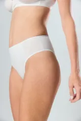 Vedetina de tiro alto color beige, confeccionada en tejido tricot liso.