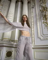 Conjunto de capa y pantalón de gasa negro, con corte fluido y detalles elegantes.