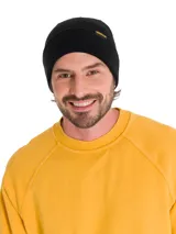 Gorro de lana amarillo con logo negro en el lateral.