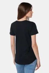 Remera azul de algodón y poliéster, de corte recto, cuello redondo y manga corta.