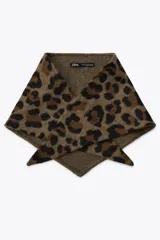 Pañuelo de lana con estampado de leopardo en tonos marrón y negro.