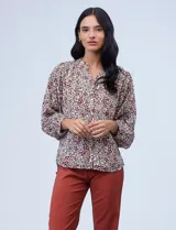 Blusa estampada de animal print, con cuello a la base, escote en V y botones, confeccionada en gasa.