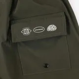 Short de baño color verde militar, de corte recto y largo a la rodilla, con cintura elástica y bolsillos laterales. Presenta el logo "Rivvia Projects" en blanco en la pierna derecha.