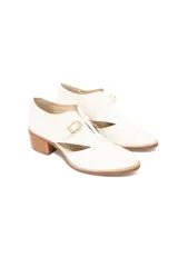 Zapato de cuero color blanco con textura reptil en el talón, corte lateral y hebilla dorada.