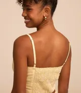 Blusa cropped de tricolina rayada con breteles finos y lastex en la espalda.