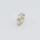 Anillo de plata 925 con detalle central entrelazado en oro 9k. Diseño moderno y elegante.