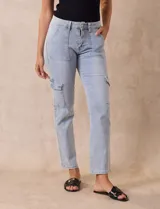 Pantalón jean celeste con bolsillos cargo laterales, pretina con pasadores, botón y cierre.
