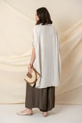 Camisa larga verde salvia de viscosa y tencel, con calce holgado y bolsillos laterales.