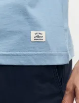 Remera azul marino de algodón con cuello redondo y estampado frontal con la frase "All you need" en color celeste.