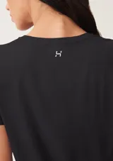 Camiseta deportiva negra de manga corta y cuello redondo.