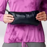 Campera negra con capucha, de plumas, con cierre frontal y bolsillos laterales con cierre.