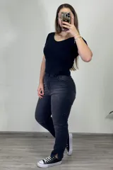 Pantalón jean gris oscuro, corte mom, tiro alto, con tajo en el ruedo.