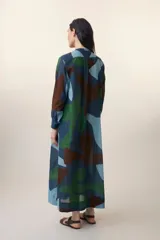 Vestido largo de verano de algodón con estampado abstracto en tonos azul, verde y marrón. Presenta cuello mao, pechera con botones y corte evasé.