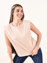 Musculosa color beige con cuello redondo y hombreras.