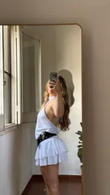 Minifalda blanca de lycra con pretina doble.