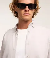 Camisa blanca de algodón, manga larga con botonadura frontal y cuello camisero.