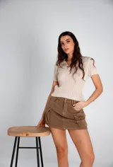 Remera de hilo tejido color gris con cuello polo y mangas cortas.