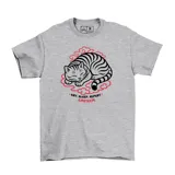 Remera gris con estampado de un gato atigrado durmiendo sobre nubes rojas y la frase 'Eat, Sleep, Repeat' y el logo de la marca.