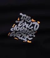 Remera negra de algodón con estampado psicodélico y lettering "The Wild Doesn't Wait" en el frente y la espalda. Diseño de corte comfort, cuello redondo y manga corta.