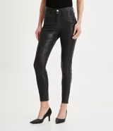 Pantalón skinny de sarga resinada con estampado animal print de jaguar, cintura alta con trabillas, cierre con cremallera y botón, bolsillos delanteros y traseros.