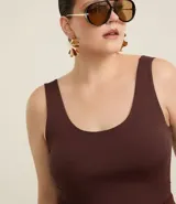 Musculosa blanca de poliamida con breteles anchos y escote en U.