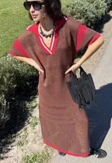 Remerón tejido color marrón con calados y cuello estilo camisa.