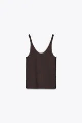 Musculosa blanca de breteles finos y escote redondo con detalle de tul a tono.