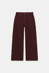 Pantalón de jean negro con efecto lavado, corte wide leg y tiro alto.